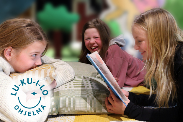 Lapset lukee kirjaa