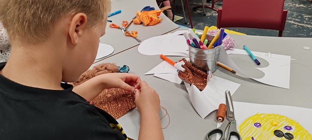 Lapsi kädentaitopajassa Lapsi kädentaitopajassa