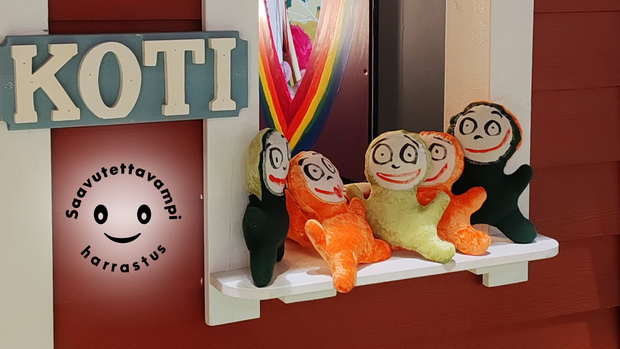 Koti leikkitilan ikkunalla iloisia nukkeja