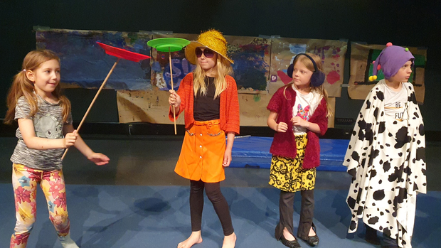 Kes&auml;leirin lapsia sirkustelemassa