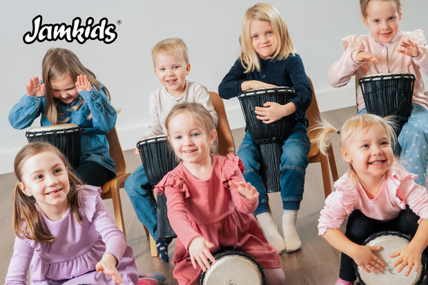 Jamkids soittopajassa lapsia soittimien kanssa